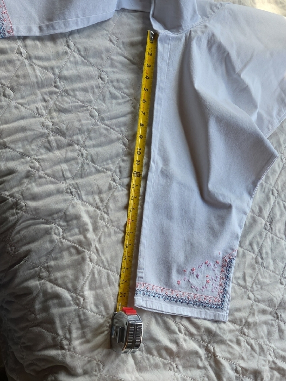 Denim&Co White Cropped Capris with Subtle Pink & Blue Embroidery XL - Picture 8 of 8